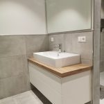 Badmöbel weiß mit Schubladen unter Waschtisch mit Ablage aus Holz